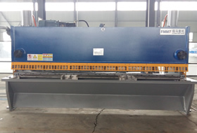 16×4000 2015款液壓閘式(shi)剪闆機