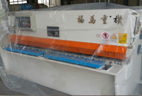 出口(kou)型4×2500液壓擺式剪(jian)闆機