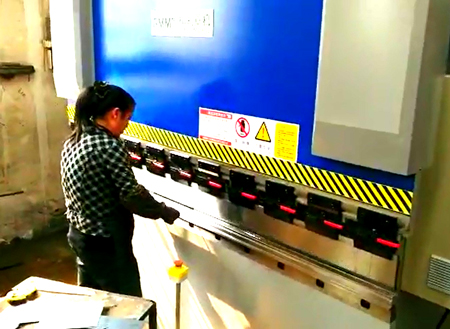  WE67K-63T2500（DA41）數控折(she)彎機客(kè)戶現場(chǎng)